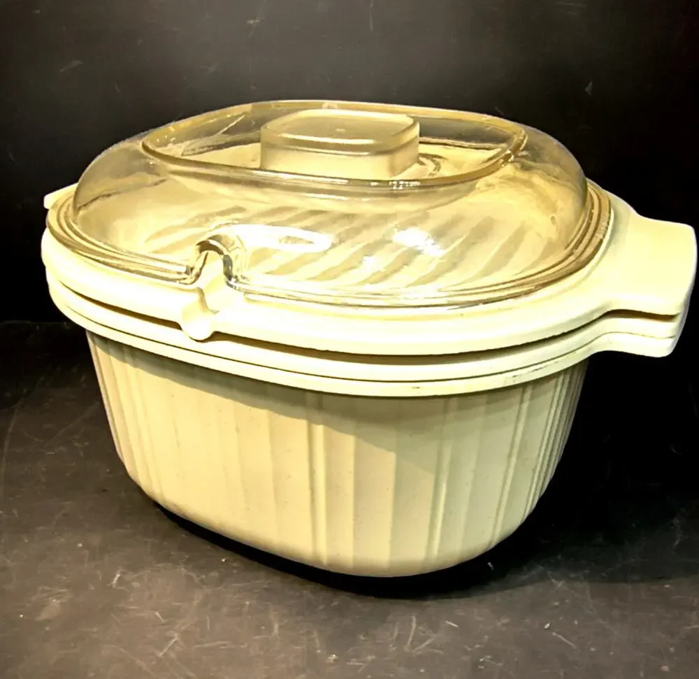 1979.  4 Pc. Vintage Rubbermaid Cookware Microwave and Oven Use 3 Quart